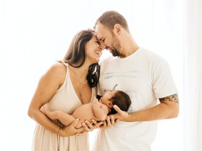 red-de-apoyo-en-un-tratamiento-de-reproduccion-astida-pareja-feliz-con-bebe