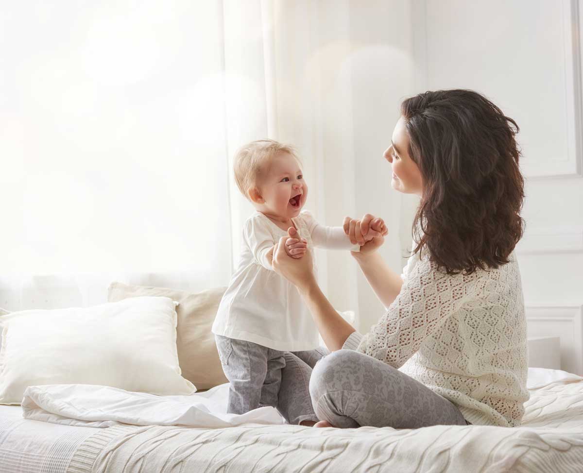 embarazo-con-ovario-poliquistico-clinica-de-fertilidad-ingenes-mama-ingenes-cargando-a-sus-dos-bebes-ninas-nacidas-via-fecundacion-in-vitro